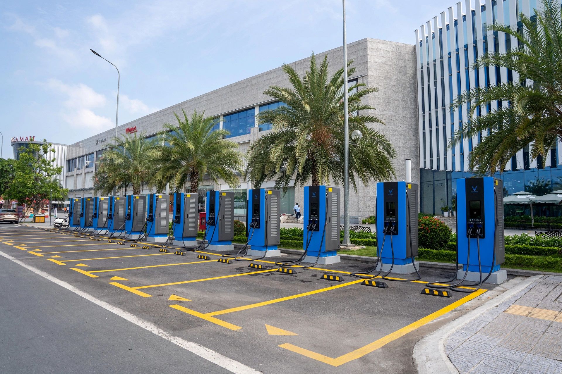 Việt Nam đẩy mạnh hạ tầng trạm sạc xe điện toàn quốc